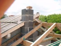 Jaką odległość należy zachować pomiędzy kominem, a konstrukcją dachu?